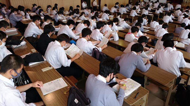 真剣に臨む参加生徒